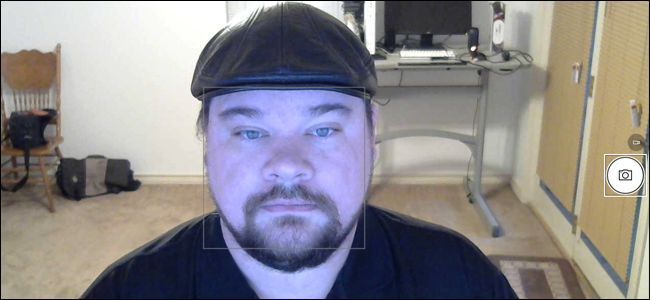 Веб-камера показывает бледный тон лица из-за фонового света