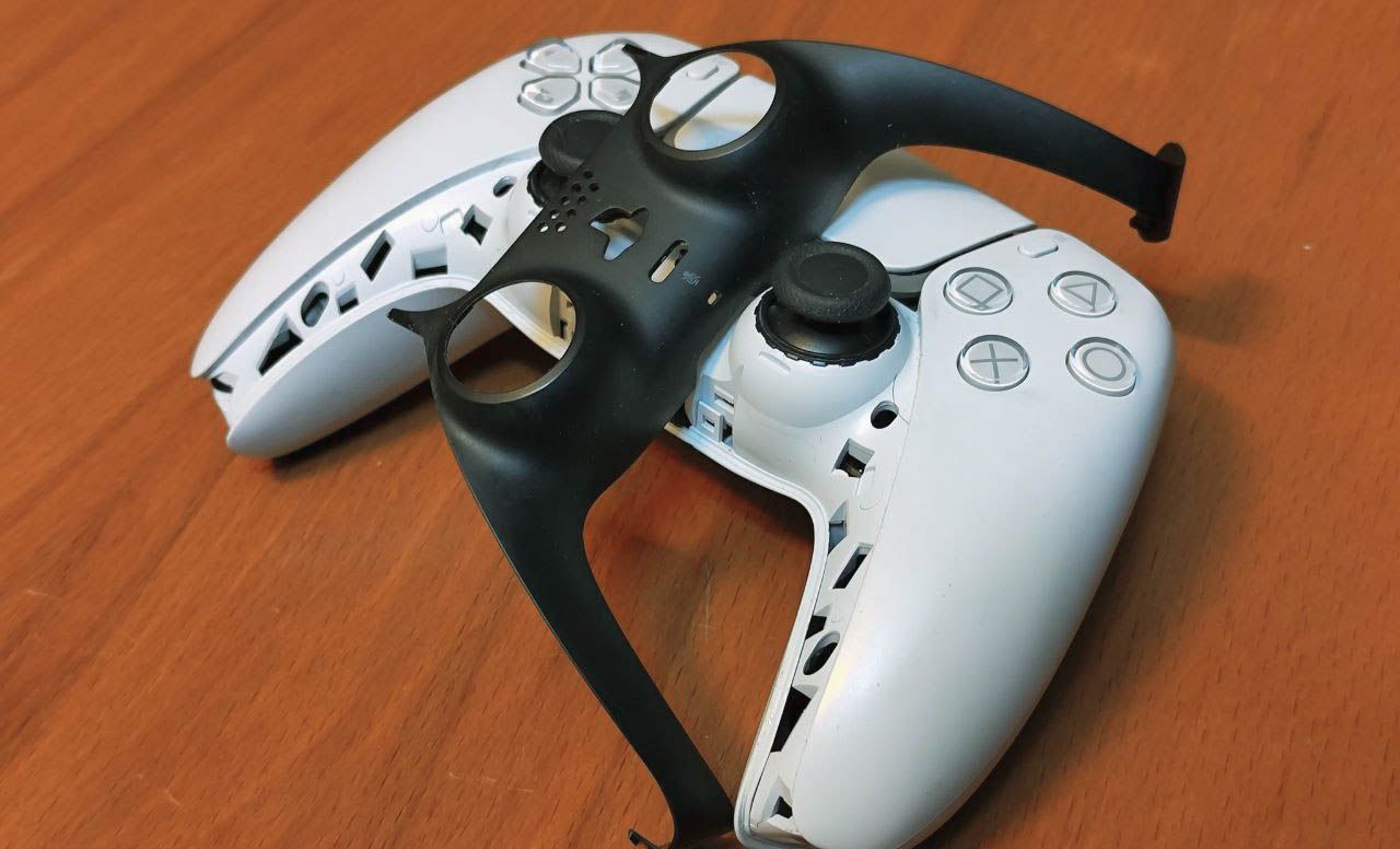 Финальный этап: снятие лицевой панели у стиков контроллера PS5.