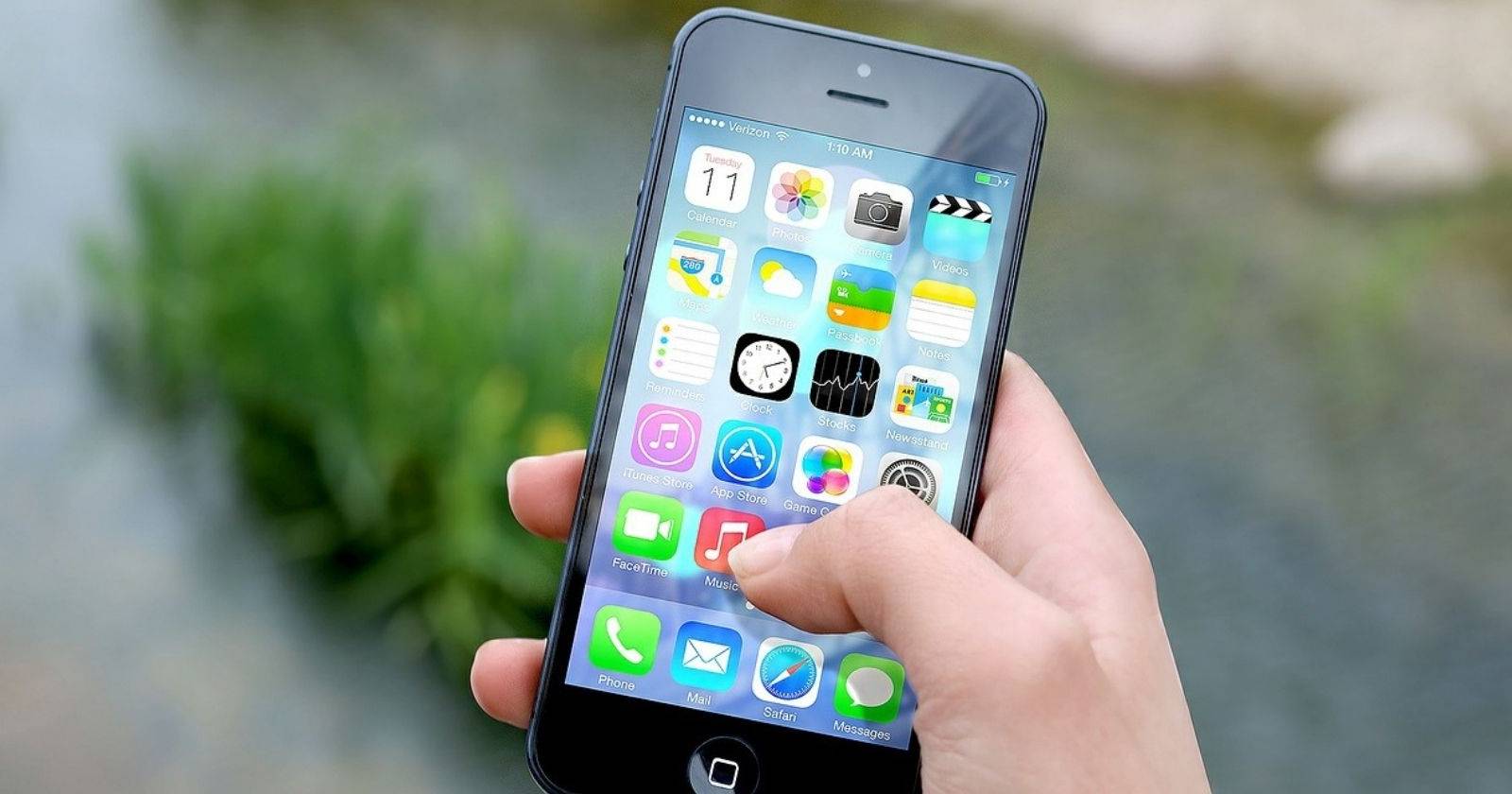 Пользователь iPhone нажимает на значок приложения Музыка.