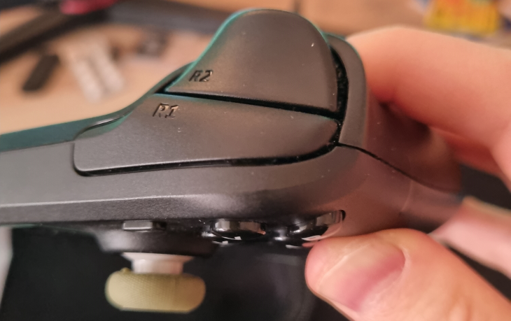 Плотно прижмите крышку и убедитесь, что нет зазоров перед закручиванием винтов