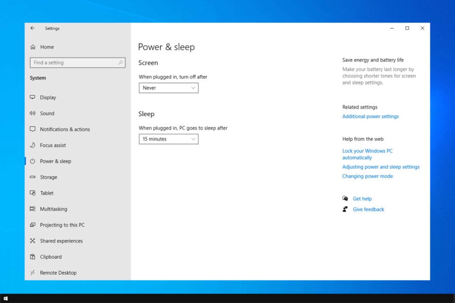Фронтальная поверхность компьютера на рабочем столе