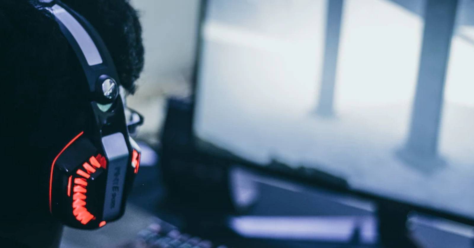 игрок на экране игры с эффектом параллакса