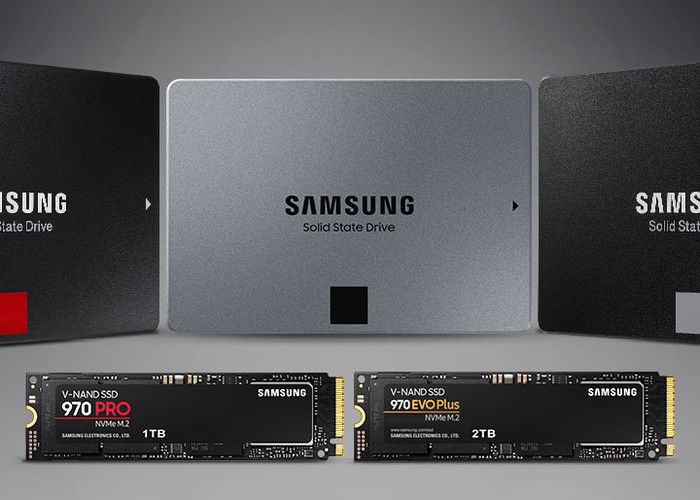 Плата Raspberry Pi 4 с USB SSD рядом