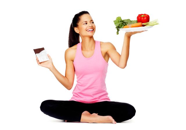 Шоколад и овощи на тарелке — выбор между перекусом и полезным