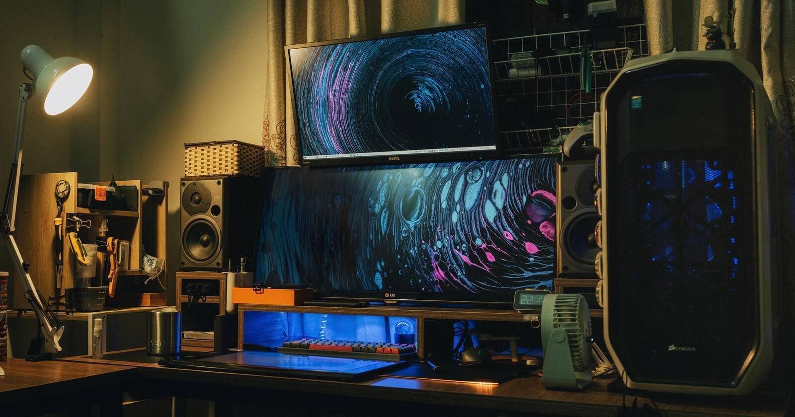 Игровой настольный компьютер на столе, подсвеченный RGB