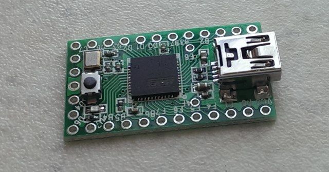 Teensy 2.0 и кабели рядом с Chromecast