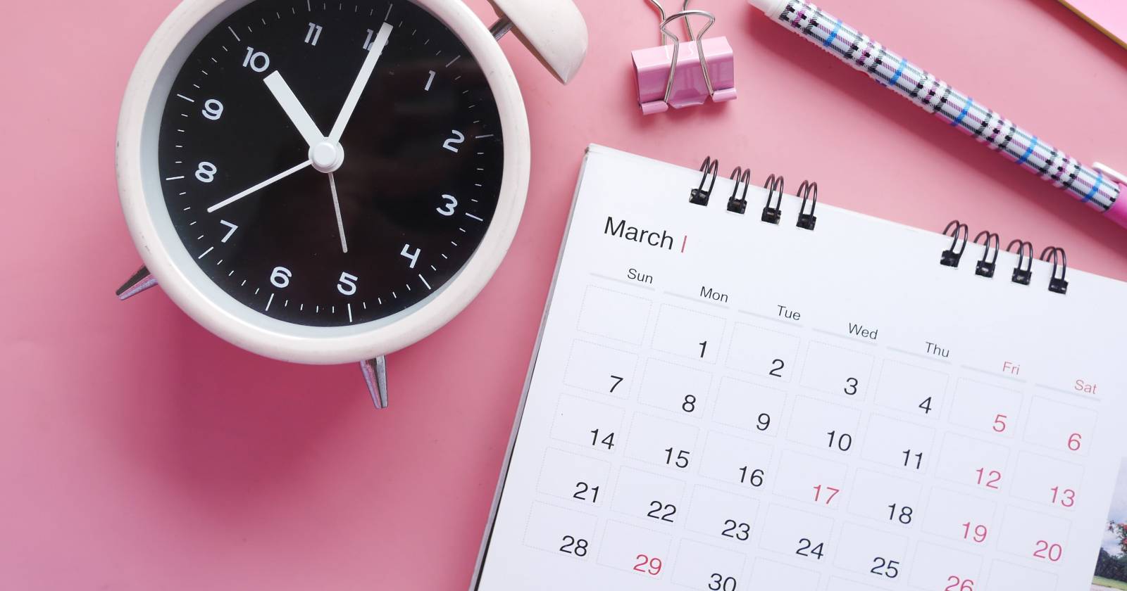 Календарь и будильник на столе