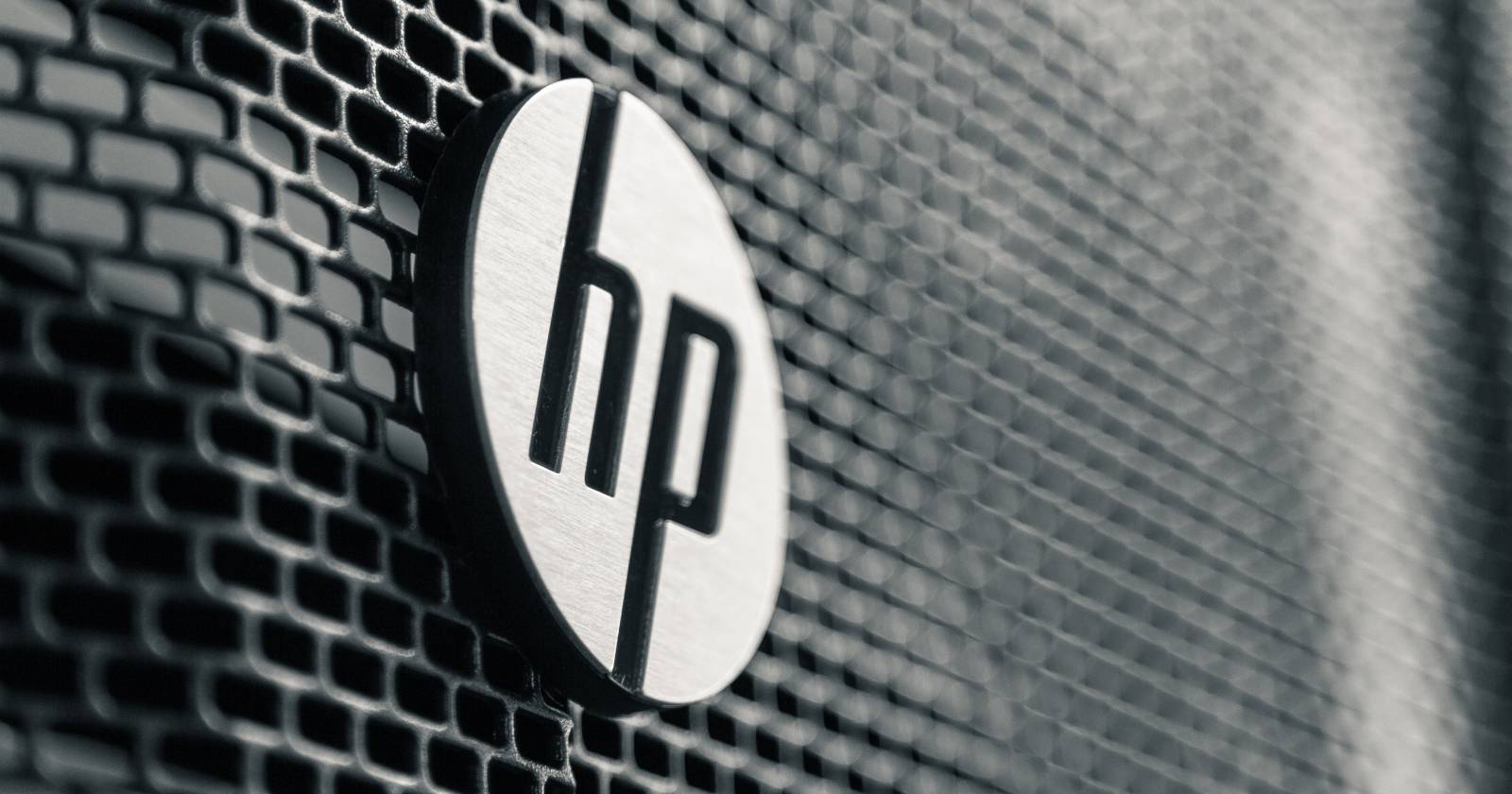 логотип HP на алюминиевом фоне