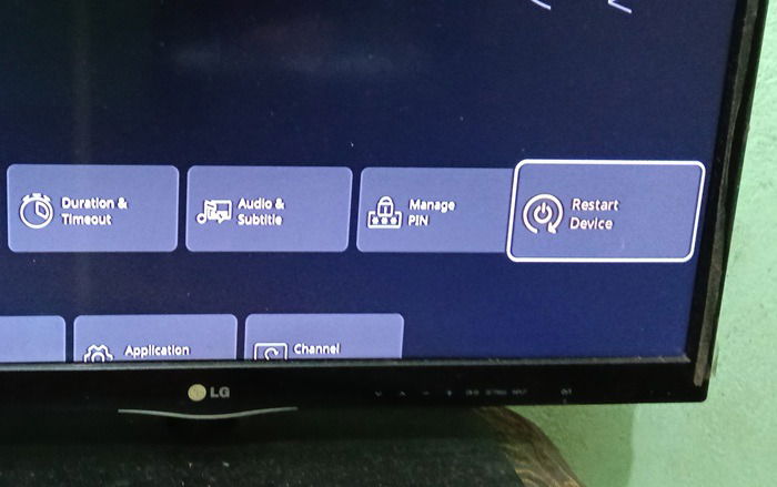 スマート TV の「デバイスを再起動」メニュー画面