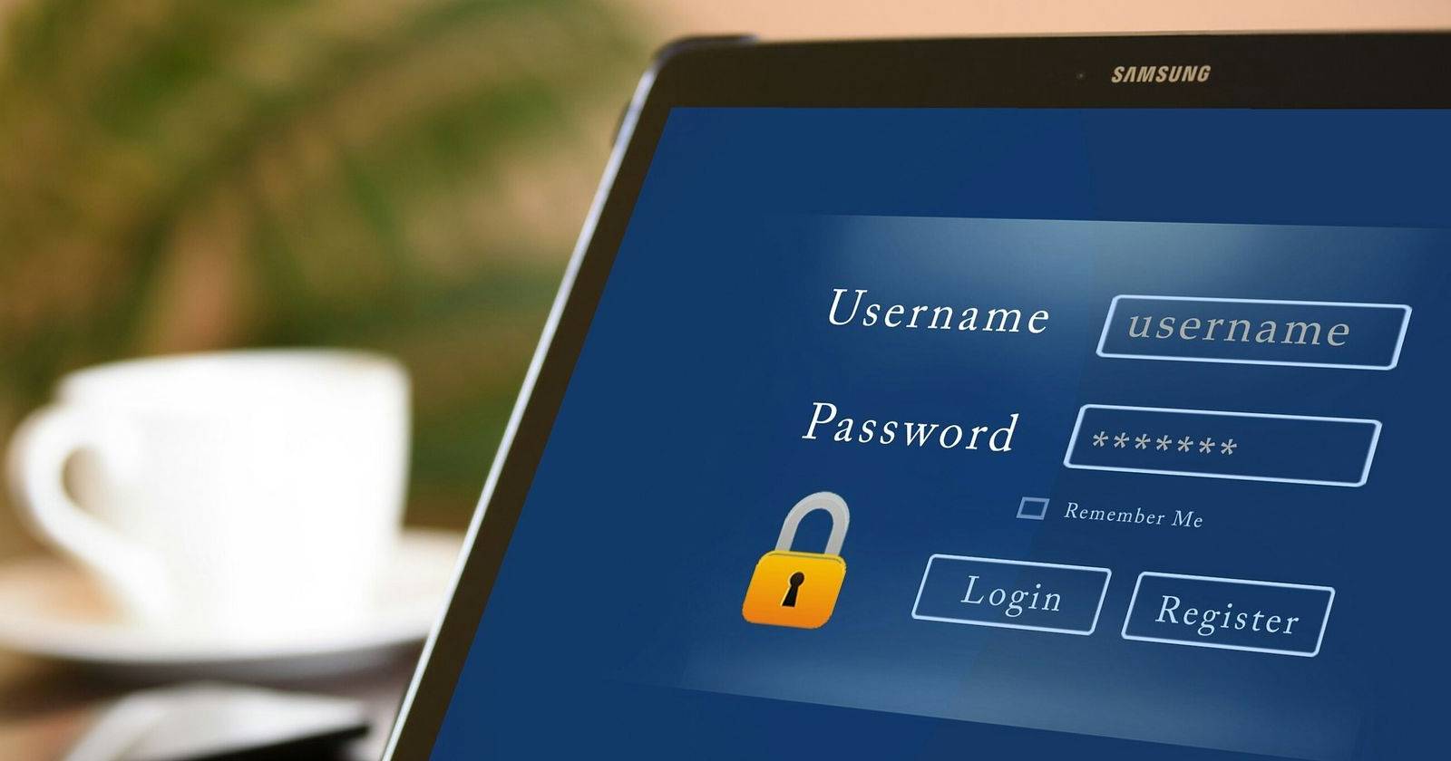 Изображение: экран входа с полями логина и пароля