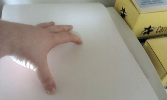 Крышка сканера закрыта, чтобы исключить внешнее освещение