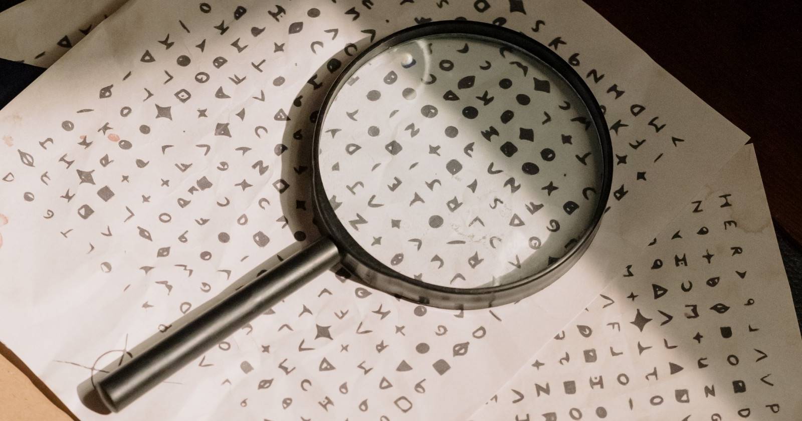 Лупа над кодом и файлами ISO