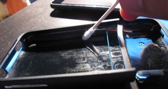 Снятие чехла со смартфона