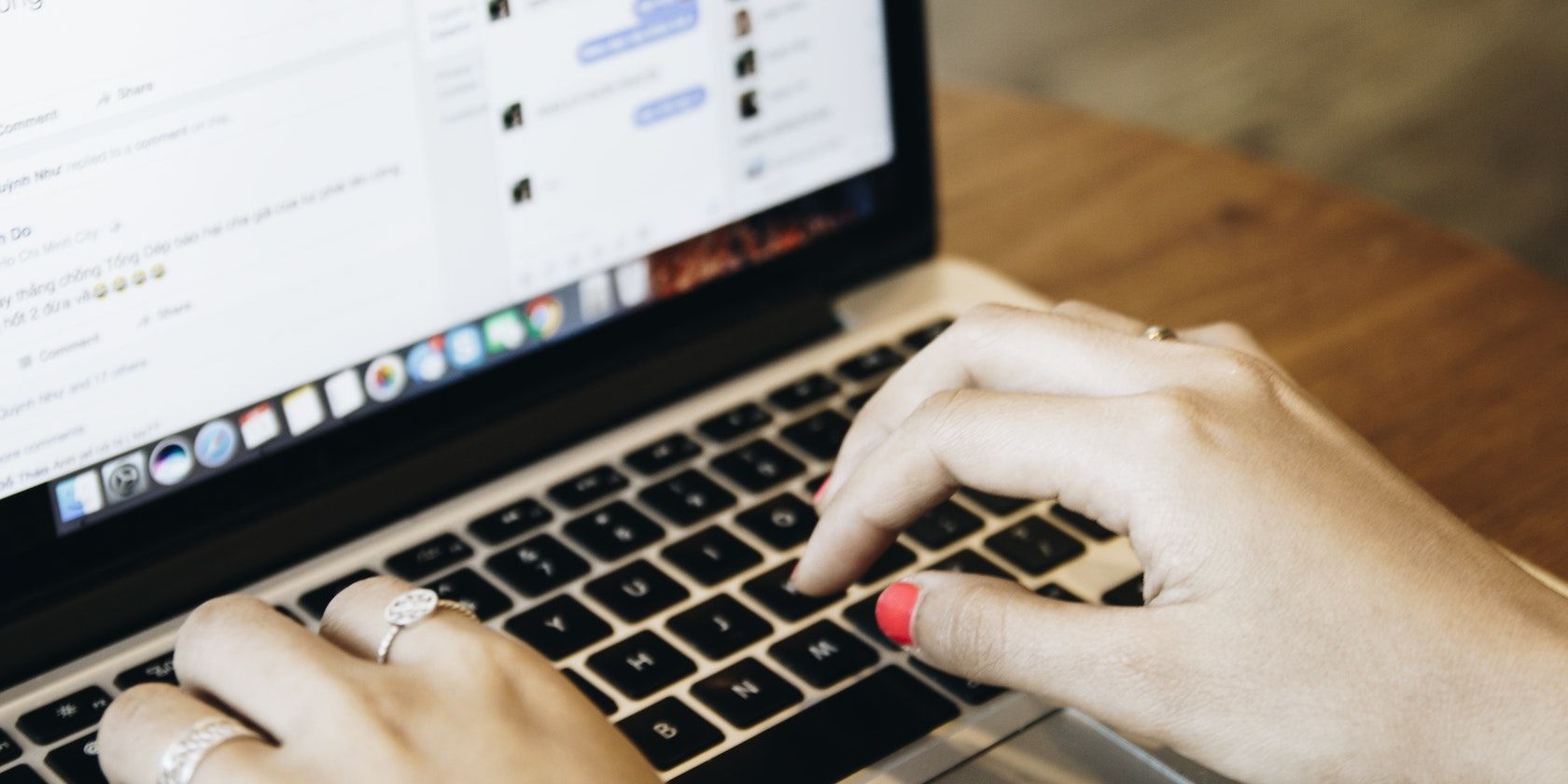 Рука женщины на клавиатуре ноутбука