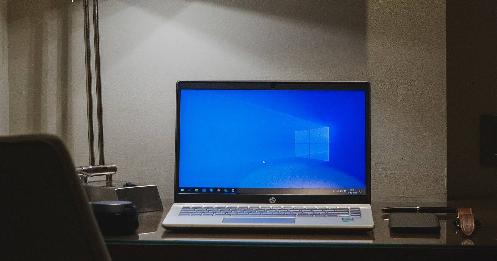 Ноутбук с Windows 10 на столе