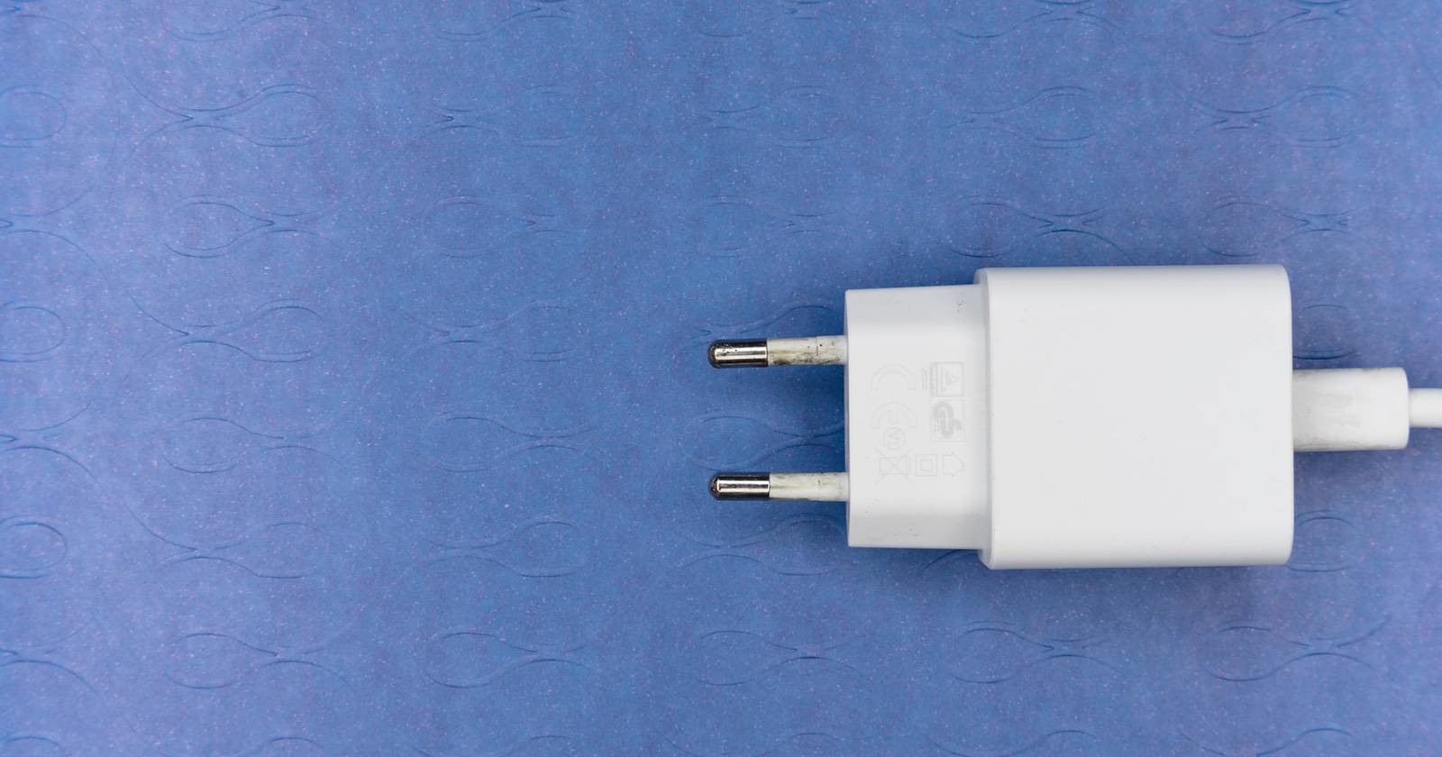 установка умной розетки — вид спереди и на стене