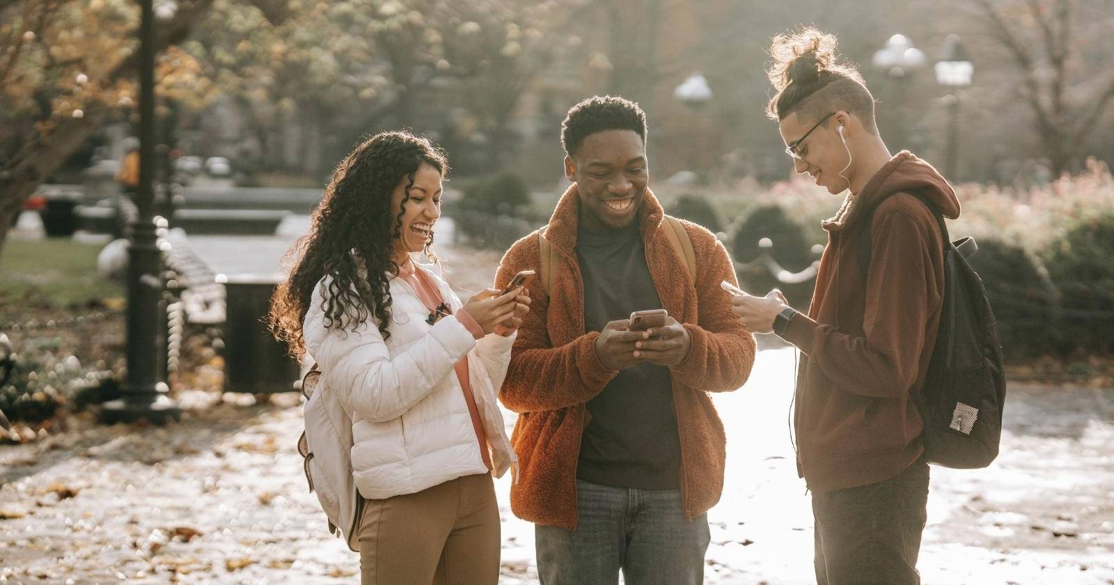 Друзья с телефонами рядом, использующие интернет