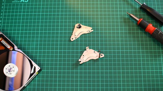 Пластина с магнитом в тисках для безопасного отделения магнита