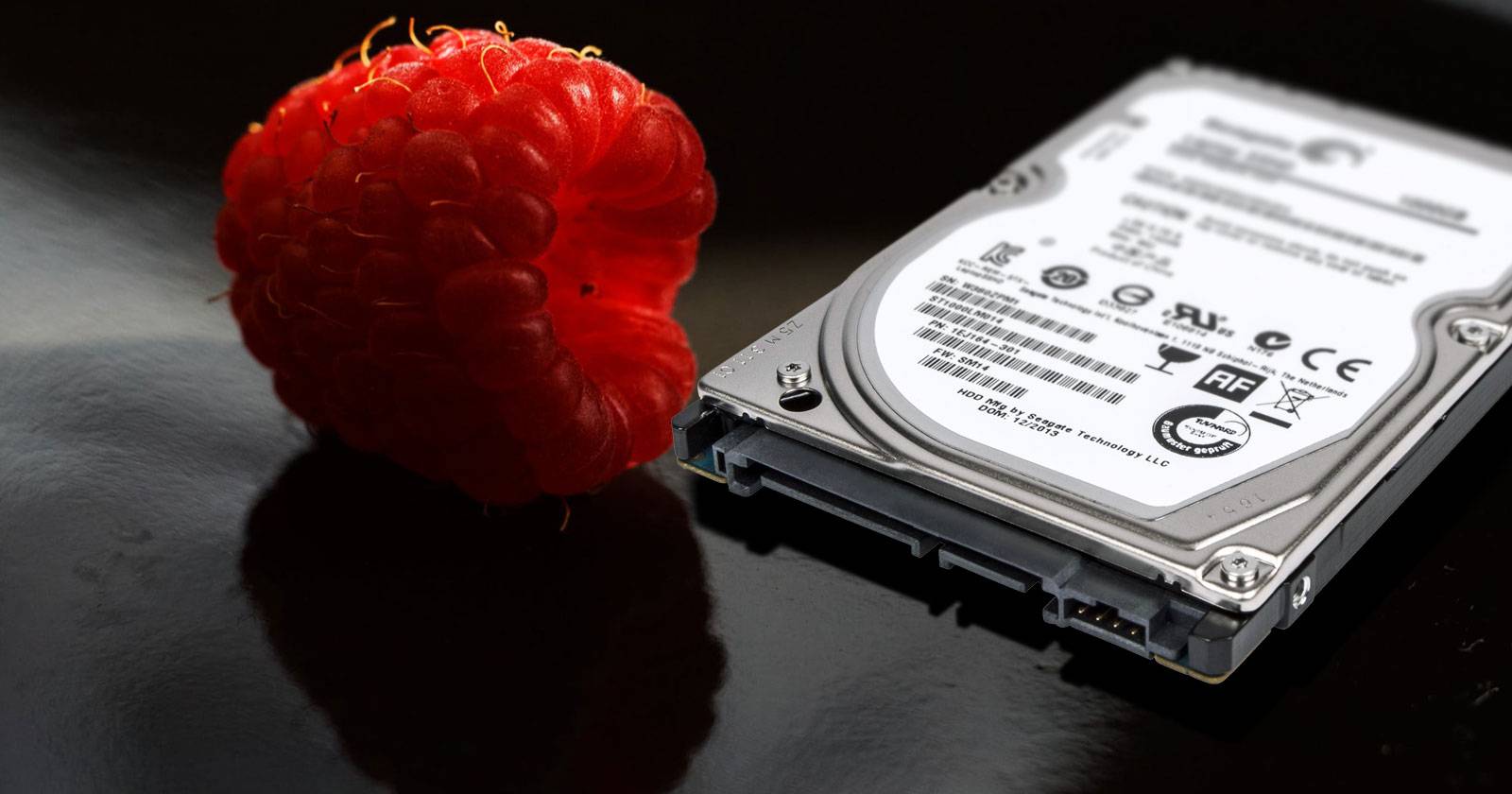 Raspberry Pi рядом с подключённым внешним HDD