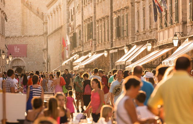 Толпа туристов на улице