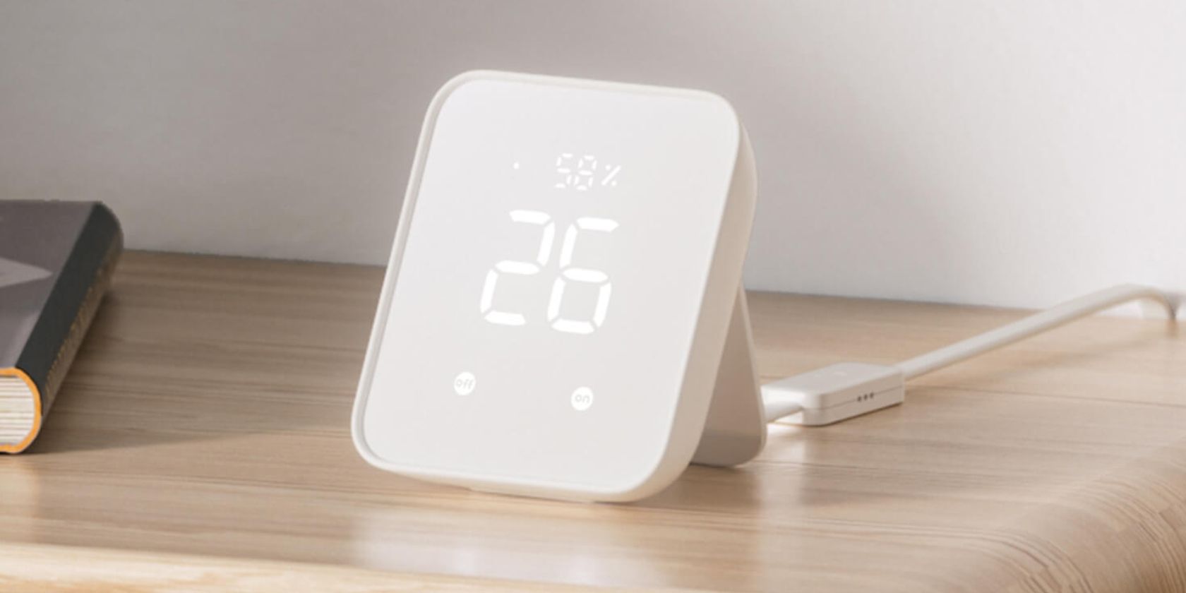 SwitchBot Hub 2 сверху на деревянной поверхности