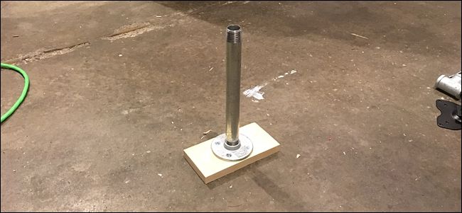 Вертикальная резьбовая труба ввернута во фланец