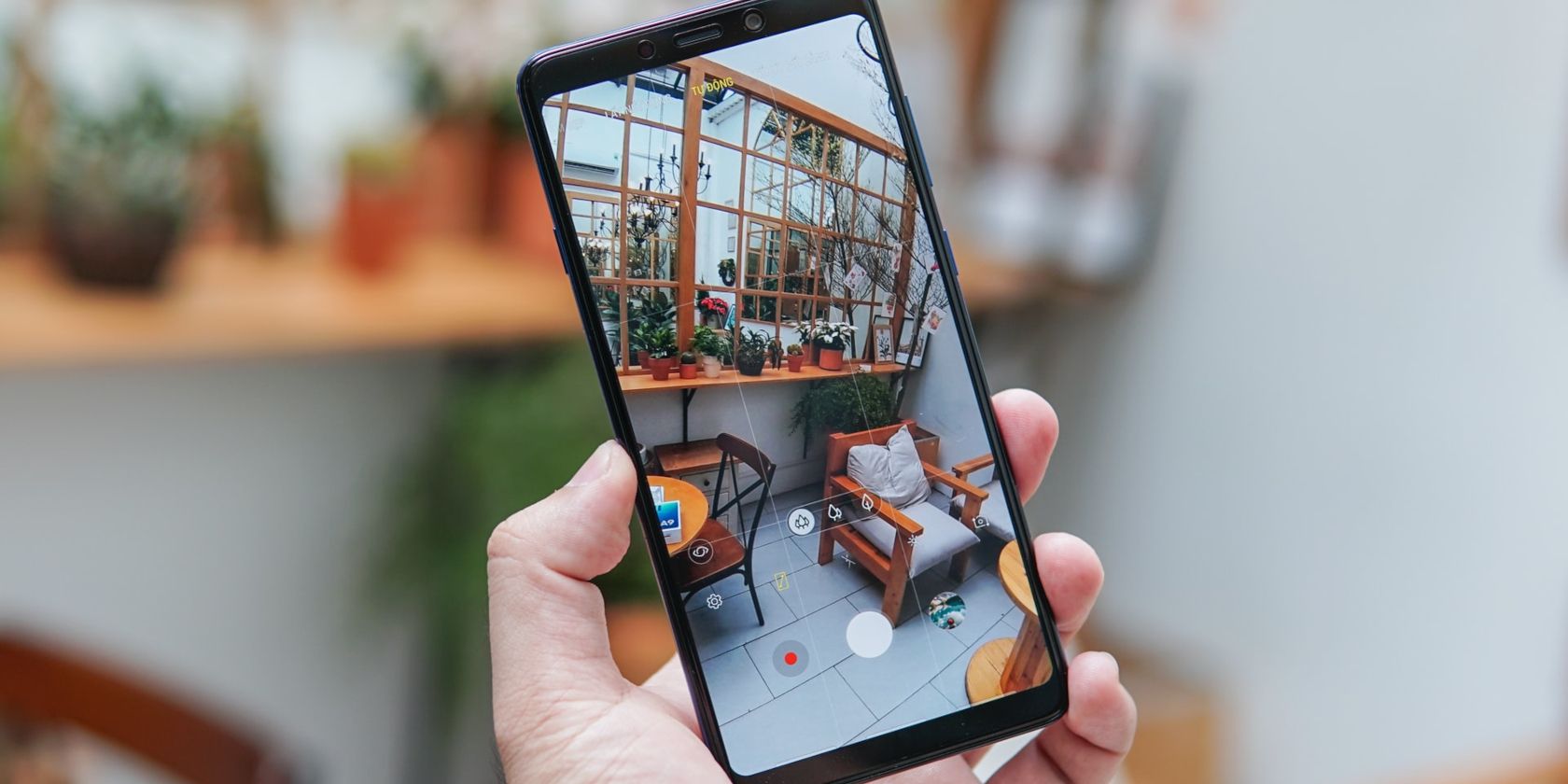 Смартфон снимает предметы мебели с близкого расстояния