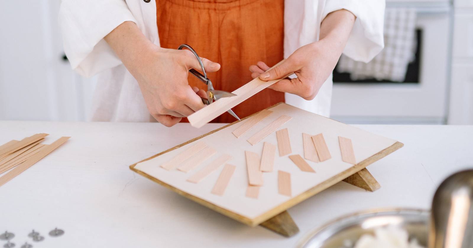 Ножницы, разрезающие древесину