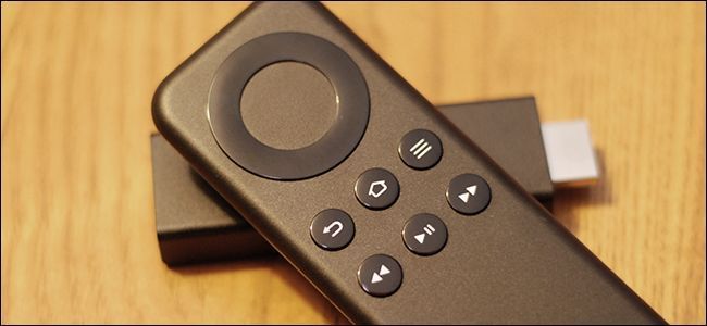 Пульт и адаптер Amazon Fire TV Stick, подключённые к телевизору