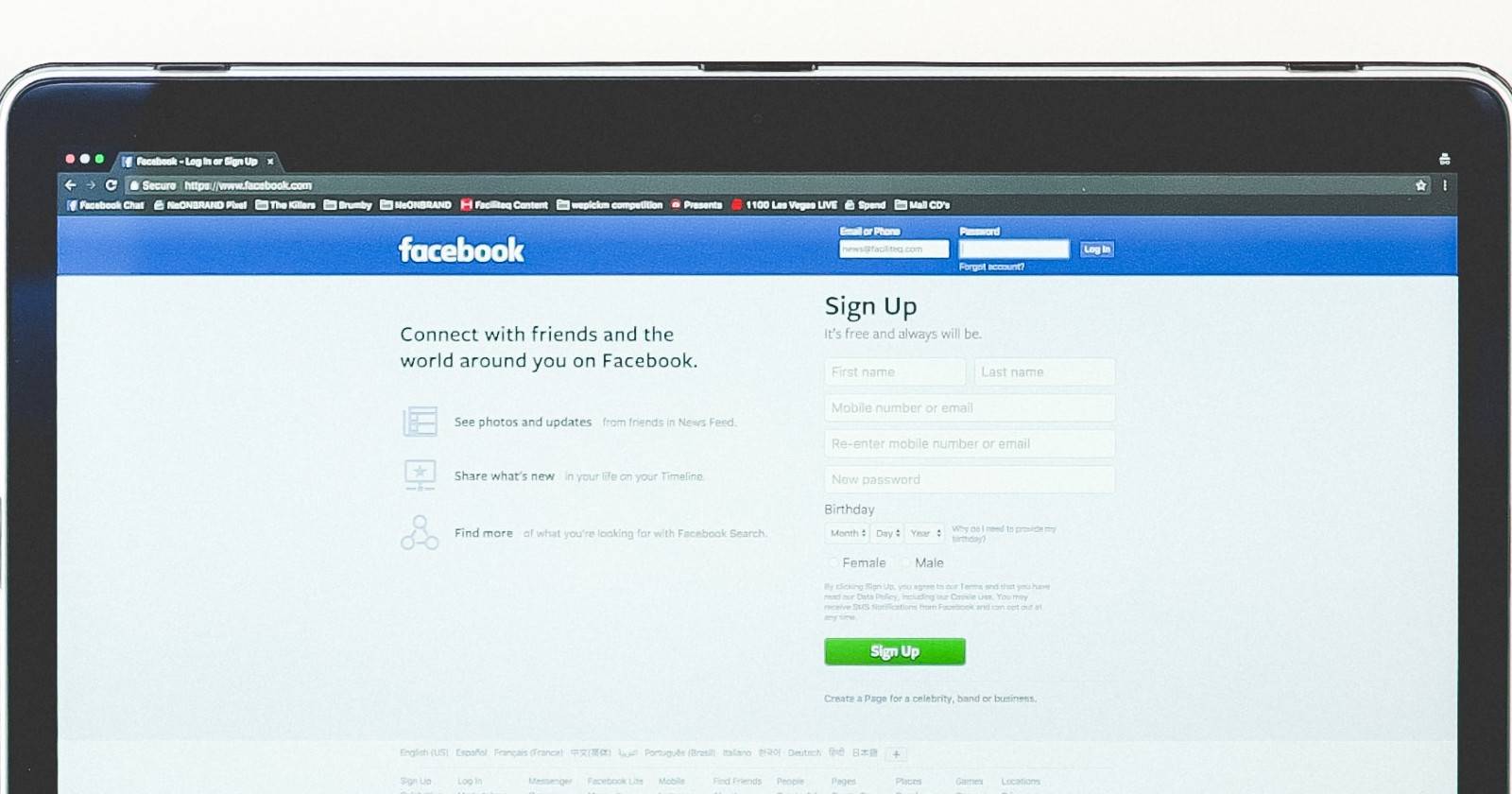 Пользователь просматривает ленту Facebook на ноутбуке: иллюстрация влияния соцсетей на самочувствие