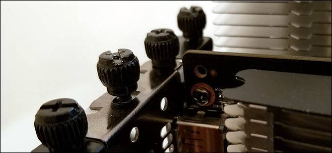 Крупный план подключённого питания к видеокарте, видим 8-pin коннектор