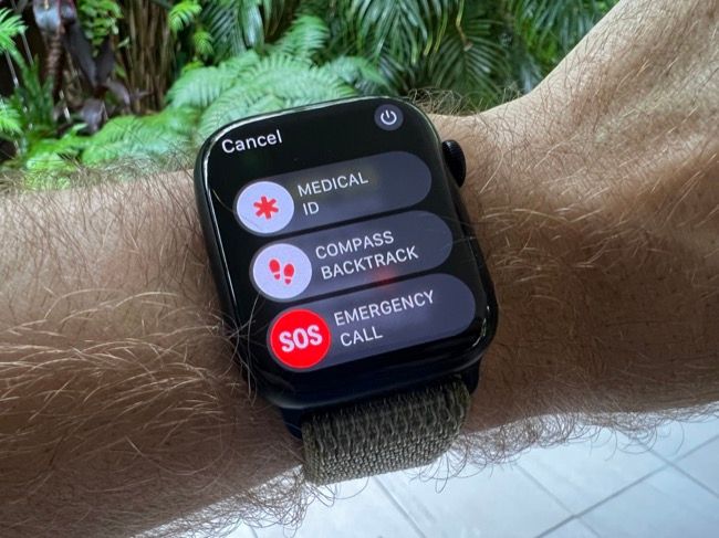 Экран экстренного SOS вызова на Apple Watch