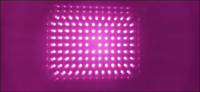 IR-осветитель, установленный снаружи дома, излучает невидимый ИК-свет