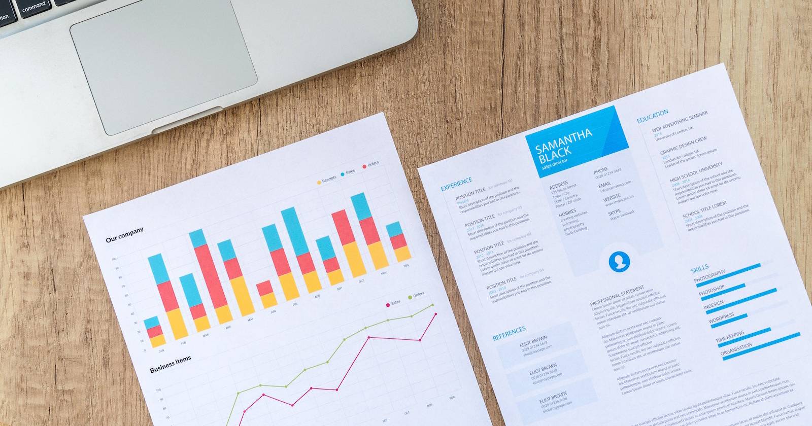 Человек за ноутбуком, ищущий вакансии