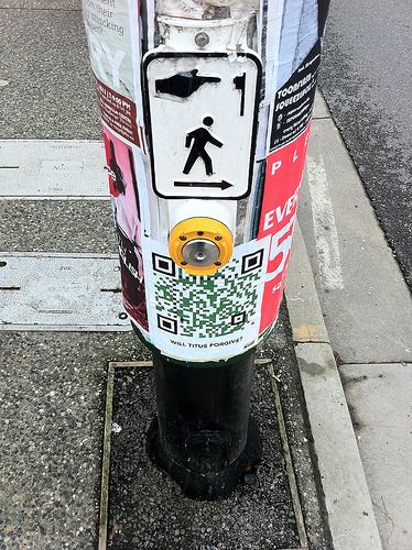 Уличный QR-код на стене