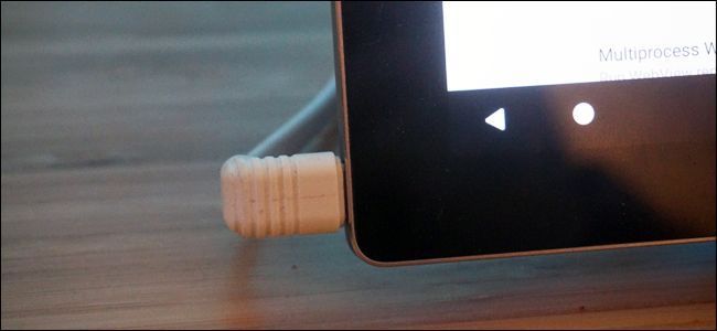 Универсальная подставка и L-образный кабель для аккуратного подключения