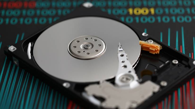 Разобранный жесткий диск с видимыми пластинами