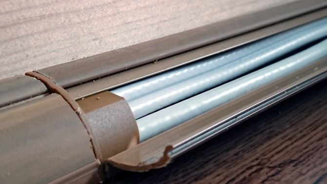 Пластиковый кабель‑канал открыт, готов к укладке кабелей