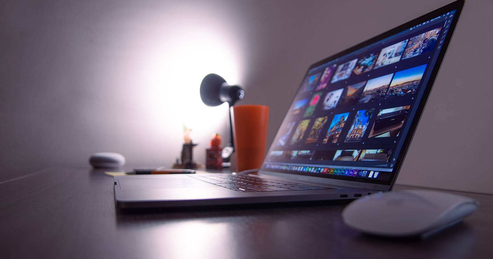 MacBook на столе
