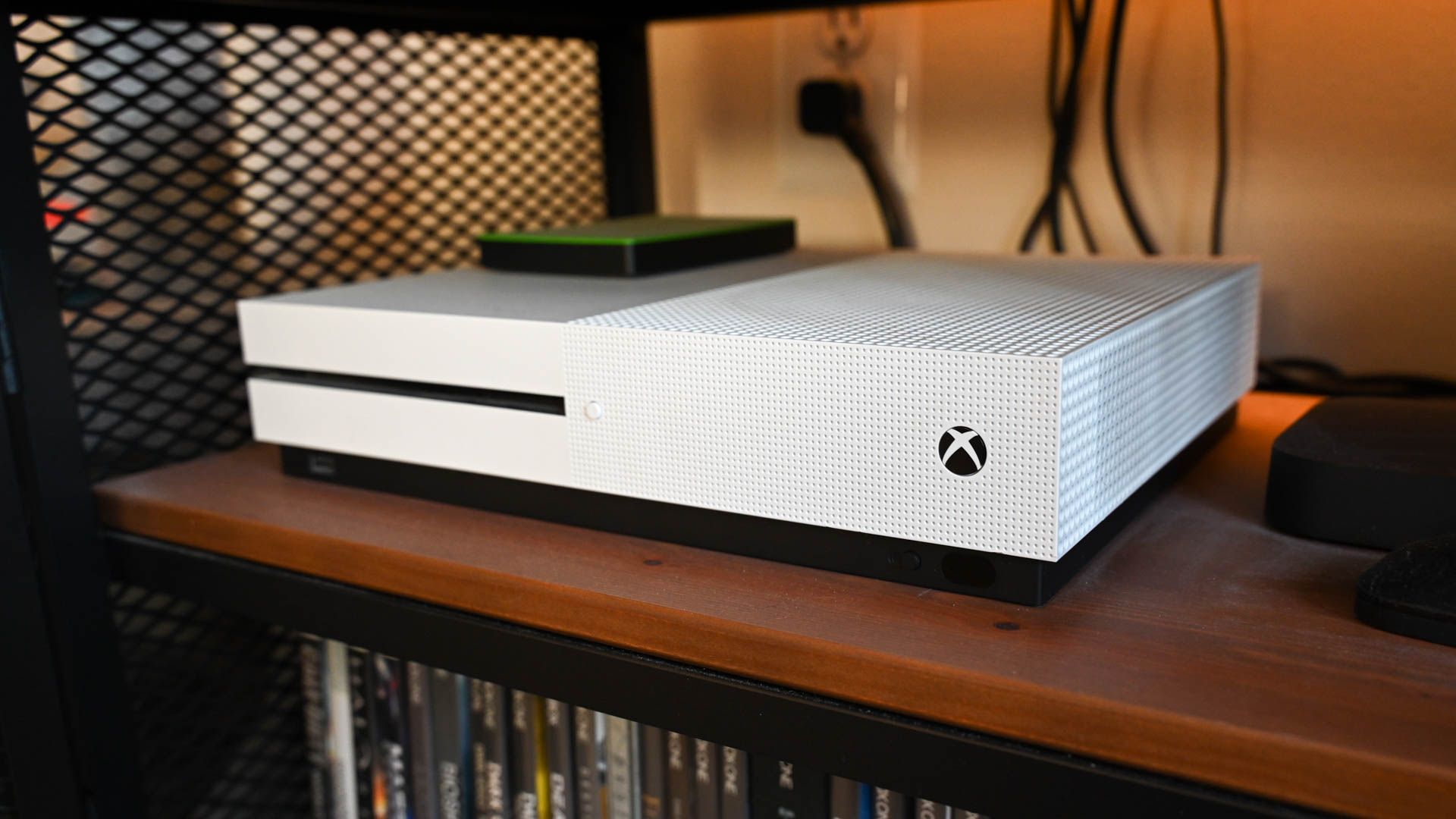 Xbox Series S с дисководом — вид сбоку