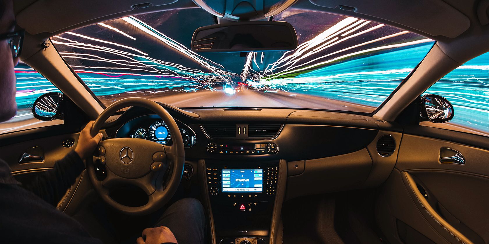 кадр высокого разрешения ночью из автомобиля