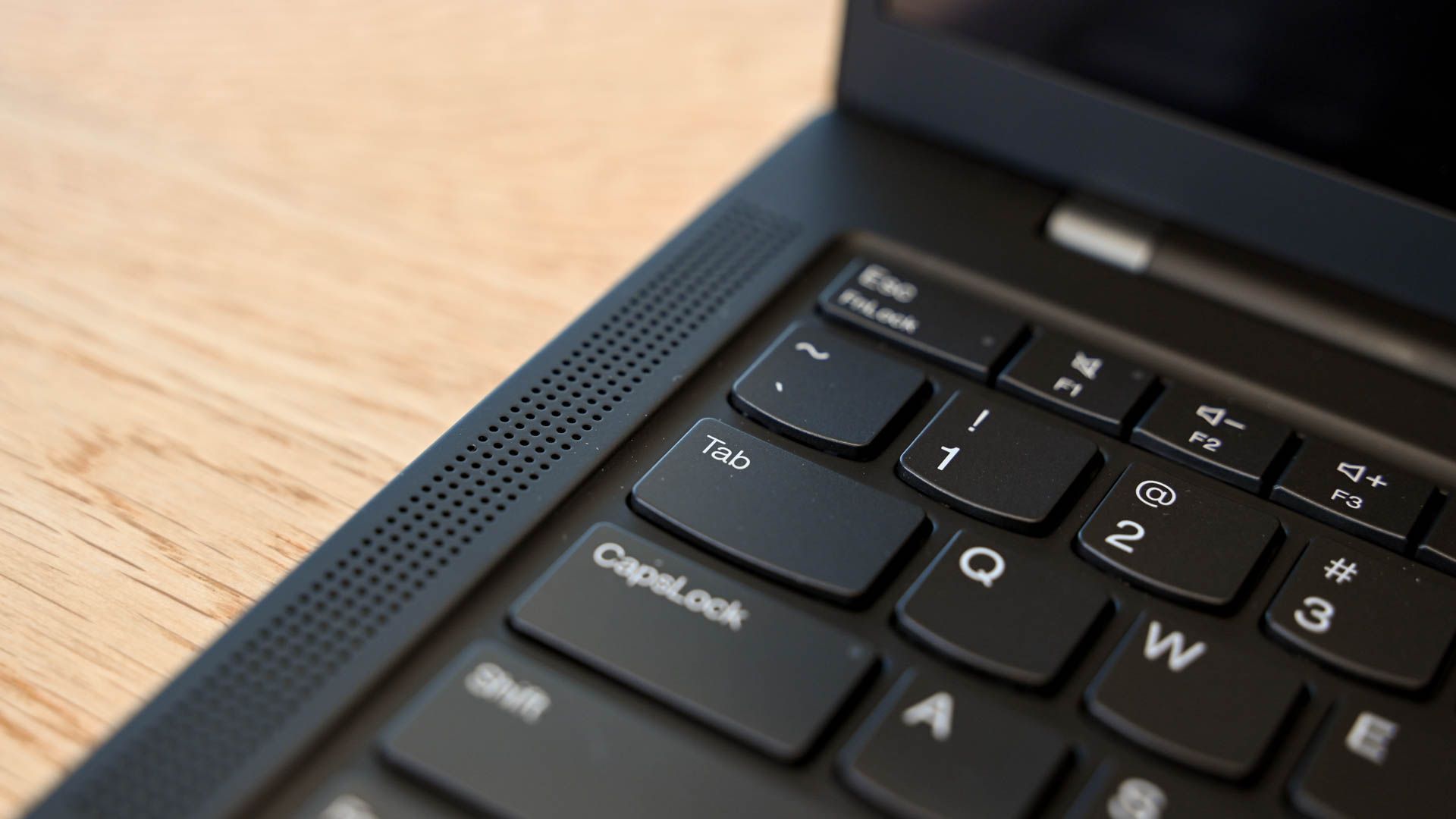 Динамики на ноутбуке Lenovo X1 Carbon (Gen 11), вид сверху.