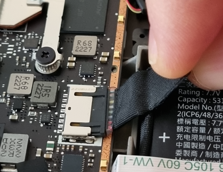 Проверьте, что разъём батареи полностью отсоединён