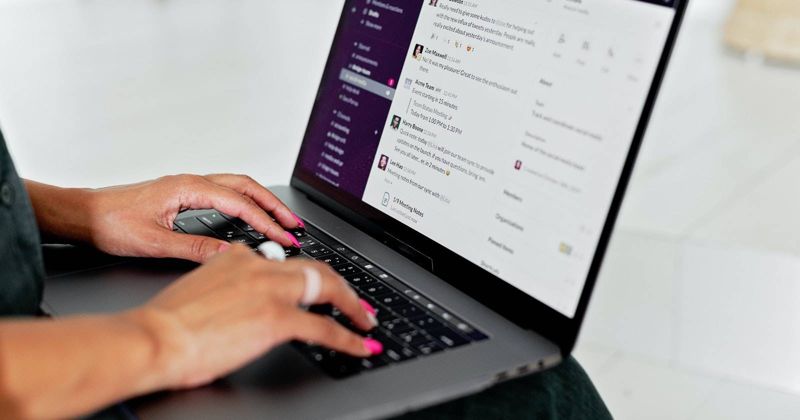 Женщина печатает в Slack на ноутбуке