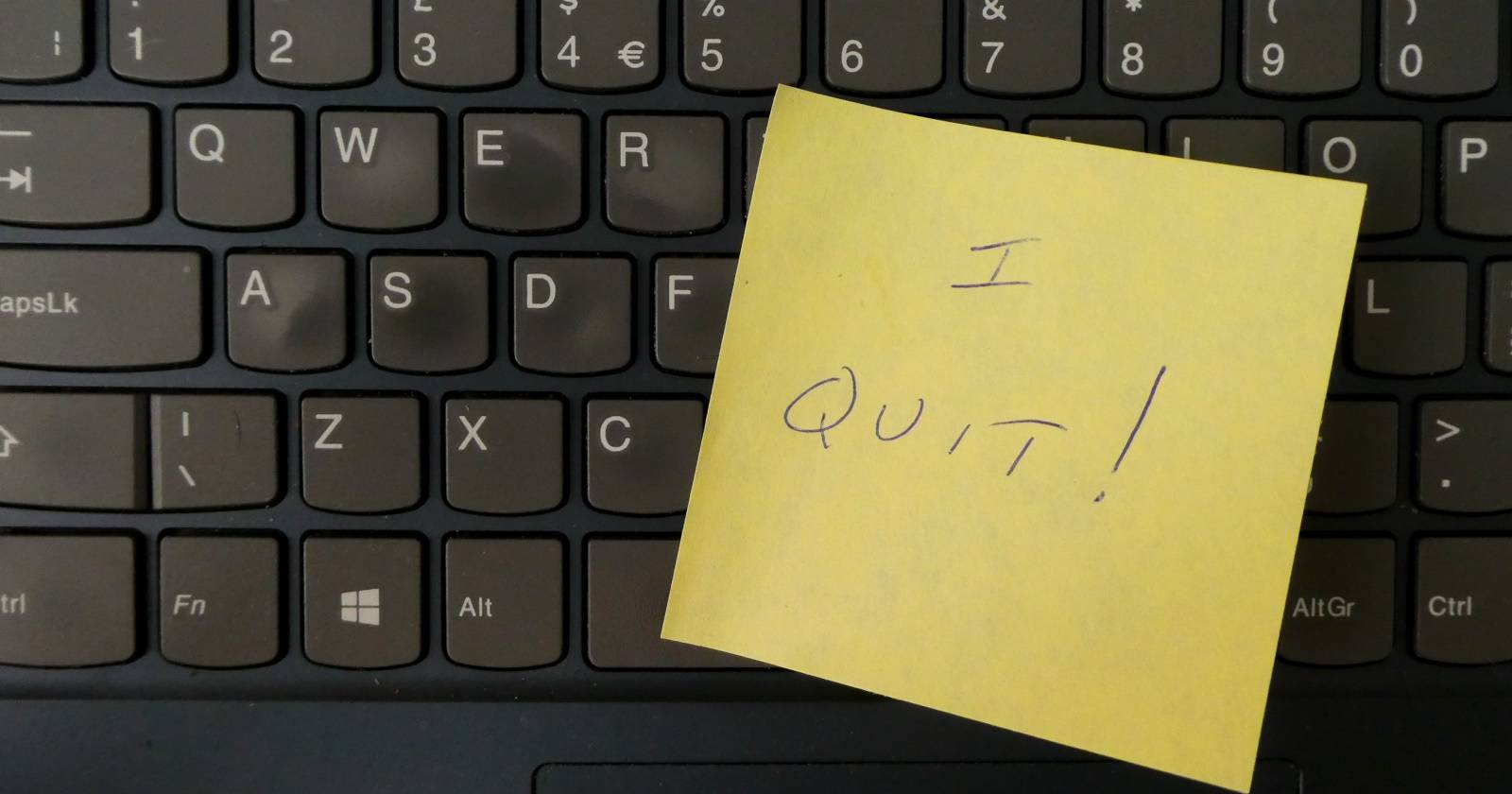 I quit written on a post it note stuck to a keyboard