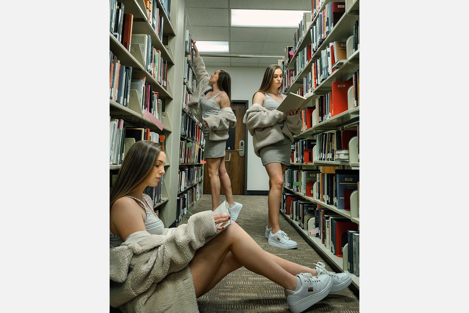 Множественное изображение: женщина в библиотеке в нескольких позах