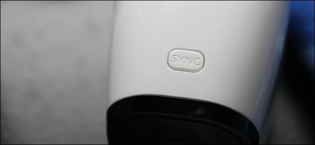 Кнопка синхронизации на камере Arlo с мигающим синим индикатором