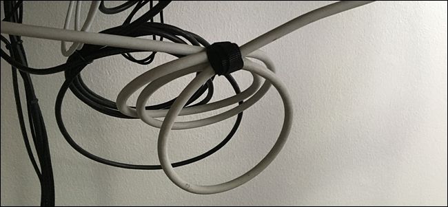 Аккуратно свернутые петли кабелей и подпись на изоленте