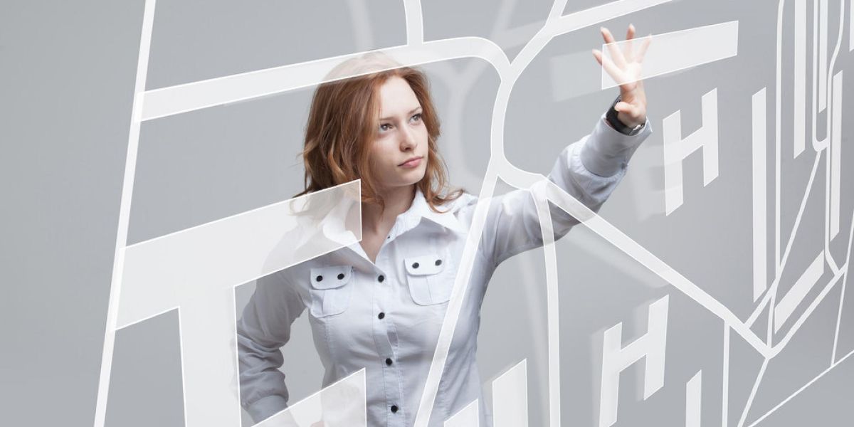 Женщина отслеживает задачи