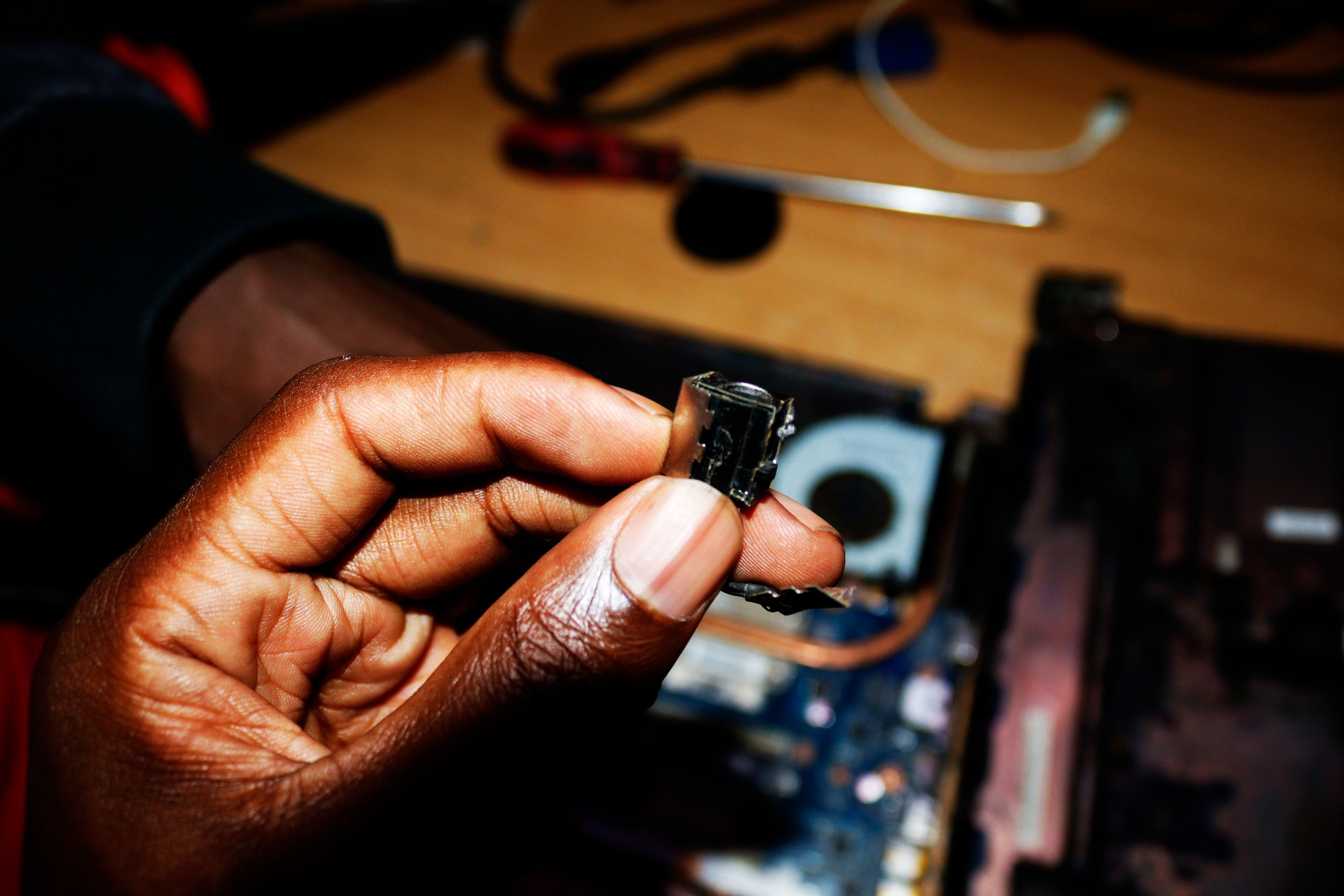 Держание снятого разъёма ноутбука